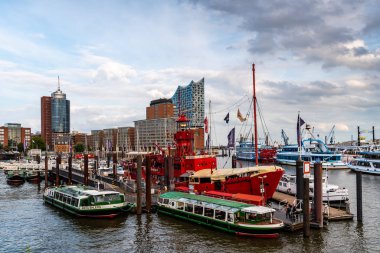 Yazın gün batımında Hamburg Limanı manzarası