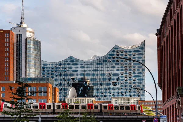 Szenisches Stadtbild von Hamburg mit dem Zug über eine Brücke im Vordergrund und der Elbphilharmonie — Stockfoto