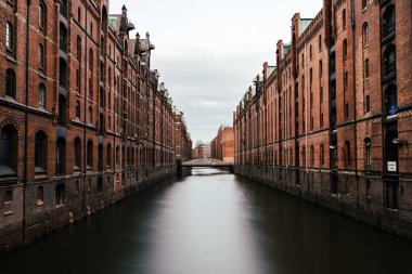 Depo Bölgesi 'nin ya da Speicherstadt' ın uzun menzilli görüntüsü. Wandrahmsfleet kanalı