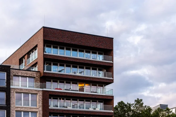 Wygląd zewnętrzny współczesnego budynku biurowego w Hamburgu. Siedziba firmy Thjnk marketing — Zdjęcie stockowe