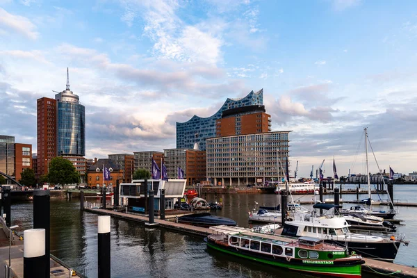 Yazın gün batımında Hamburg Limanı manzarası