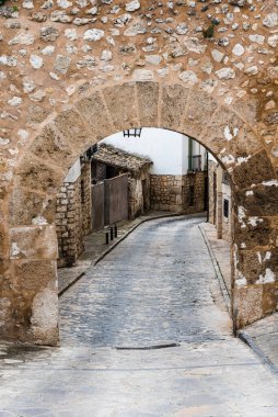 İspanya 'nın ortaçağ kasabası Pastrana' da sokak ve taş kemer