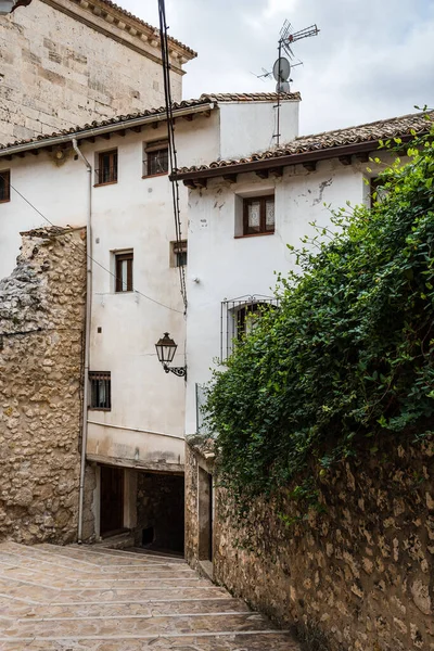 Dlážděná ulice a tradiční domy ve středověkém městě Pastrana, Španělsko — Stock fotografie