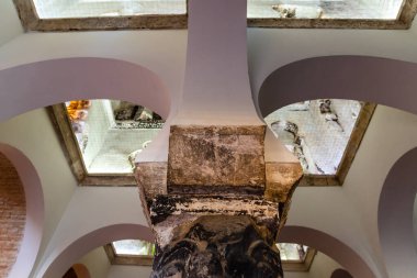 İspanya 'nın Toledo kentindeki Cristo de la Luz Camii' nin mahzenlerinin iç manzarası