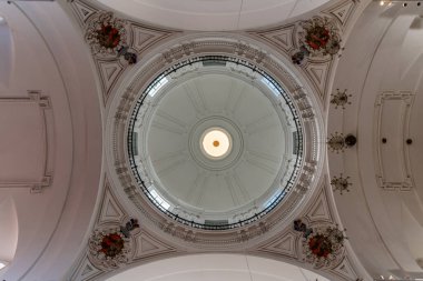 Toledo 'daki San Ildelfonso Kilisesi' nin kubbesi. Cizvit kilisesi. Doğrudan aşağıda