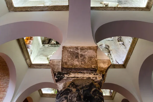 Veduta interna delle volte della Moschea di Cristo de la Luz a Toledo, Spagna — Foto Stock