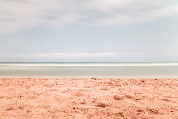 Долгосрочный вид на пляж в Средиземном море — стоковое фото