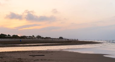 Akdeniz sahilinde gün batımı