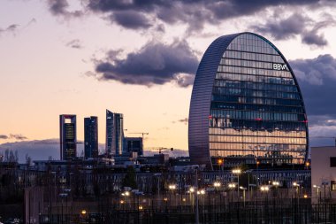 Madrid 'in ufuk çizgisi, BBVA ofis binası ve gün batımında Cuatro Torres' in finans bölgesi