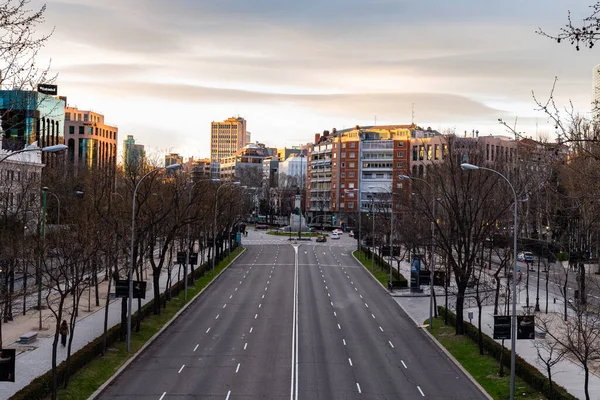Порожній проспект Кастеллана під час епідемії Ковід-19 в Мадриді — стокове фото