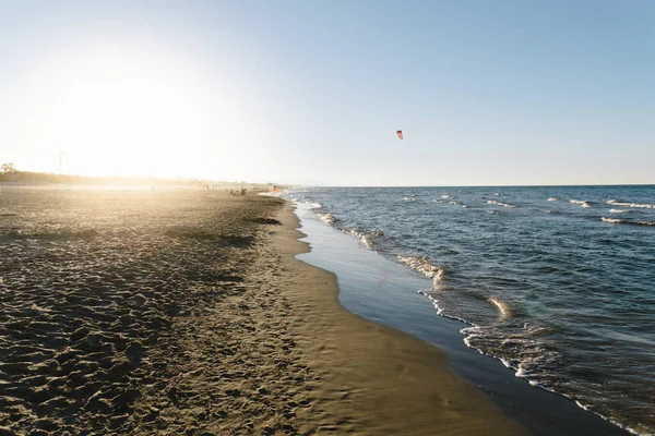 Bellissimo pomeriggio d'estate in spiaggia con il sole all'orizzonte nel Mar Mediterraneo — Foto Stock