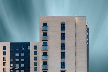 Madrid 'de mavi gökyüzüne karşı modern yerleşim yeri