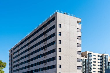 Madrid 'de mavi gökyüzüne karşı modern yerleşim yeri