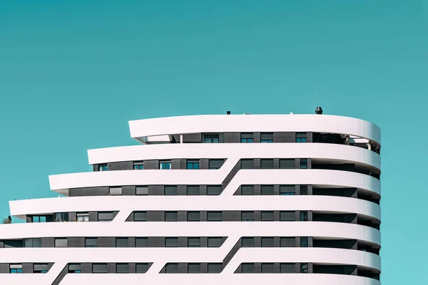 Современное жилое здание против голубого неба в Мадриде — стоковое фото
