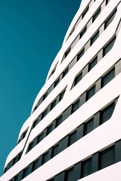 Современное жилое здание против голубого неба в Мадриде — стоковое фото