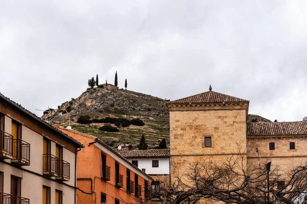 Άποψη της μεσαιωνικής πόλης Παστράνα με κεραμοσκεπές και παραδοσιακά σπίτια — Φωτογραφία Αρχείου