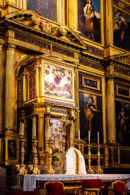 Pastrana 'nın Tahmini Kolej Kilisesi' nde polikrom sunağı