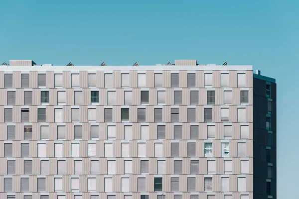 Immeuble résidentiel moderne contre le ciel bleu à Madrid — Photo