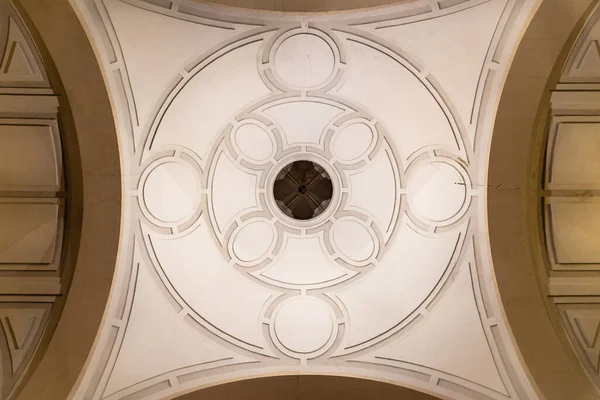 パストラナの仮定の大学教会のボールトのインテリアビュー — ストック写真