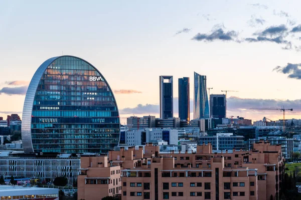 BBVA ofis binası ve Cuatro Torres finans bölgesiyle gün batımında Madrid 'in ufuk çizgisi manzarası
