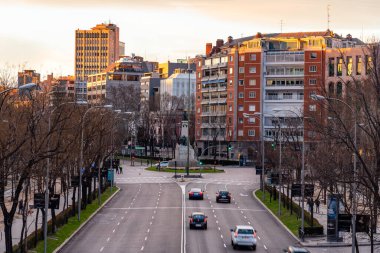 Castellana Bulvarı 'nın gün batımında şehir manzarası. Madrid, İspanya