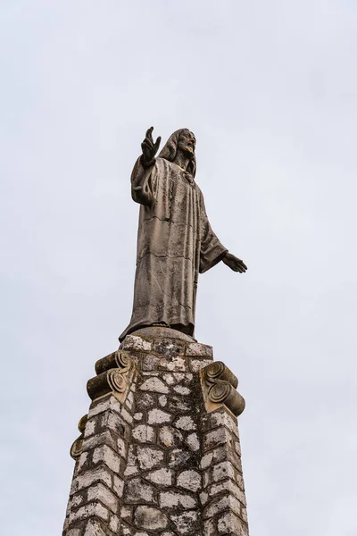 Μνημείο της Ιερής Καρδιάς του Ιησού στην κορυφή της μεσαιωνικής πόλης της Παστράνα — Φωτογραφία Αρχείου