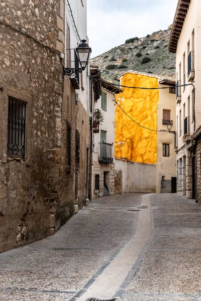 Úzká dlážděná ulice ve středověkém městě Pastrana — Stock fotografie