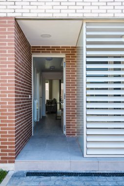 Minimalist şekilli modern yarı müstakil evler. Girişin dış görünümü