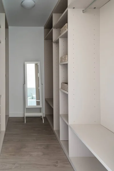 Современный пустой деревянный шкаф с зеркалом. Прогулка в шкафу дизайн интерьера — стоковое фото