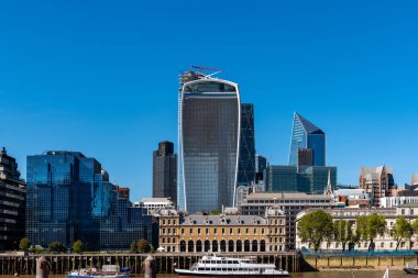 Mavi gökyüzüne karşı Londra şehrinin ikonik görüntüsü