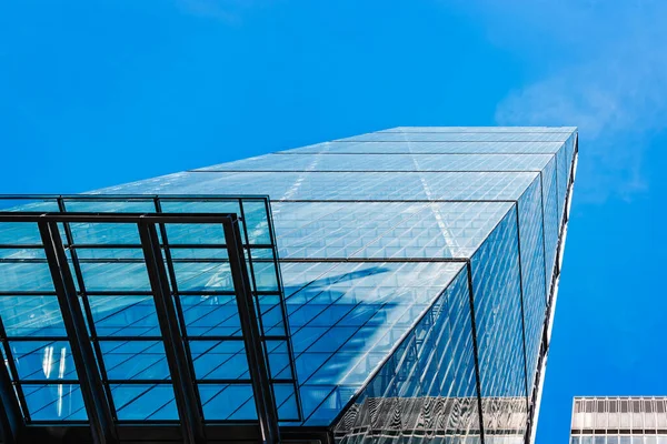 Nízký úhel pohledu na Leadenhall Building v City of London proti modré obloze — Stock fotografie