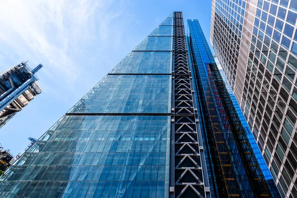 Χαμηλή οπτική γωνία του κτιρίου Leadenhall στην πόλη του Λονδίνου κατά του γαλάζιου ουρανού — Φωτογραφία Αρχείου