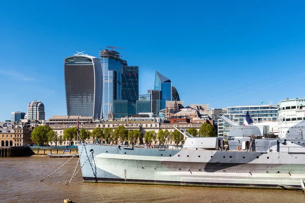 Mavi gökyüzüne karşı Londra şehrinin ikonik görüntüsü — Stok fotoğraf