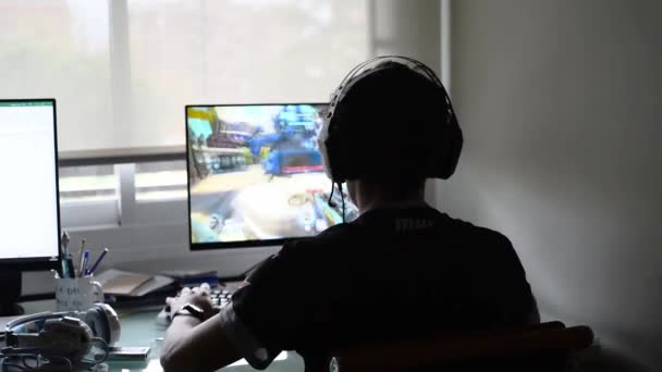 Bilgisayarda Overwatch video oyunu oynayan genç — Stok video