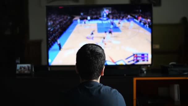 Tonåring sitter på golvet hemma och spelar ett tv-spel på konsolen — Stockvideo