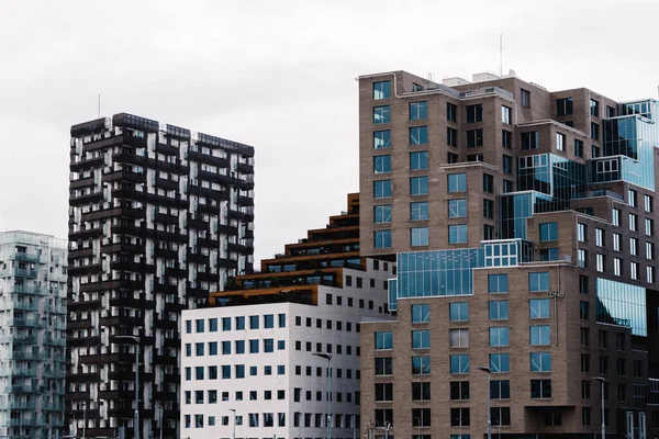 Paesaggio urbano con moderni edifici residenziali e uffici di lusso nella zona di Barcode Project nel centro di Oslo — Foto Stock