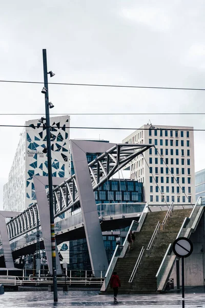 Stadtbild des Barcode Project mit Akrobaten-Fußgängerbrücke über die Eisenbahn in Oslo — Stockfoto