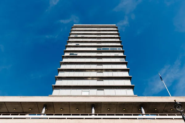 Vista de baixo ângulo do arranha-céu contra o céu azul em Londres — Fotografia de Stock