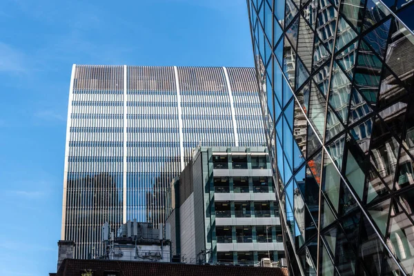 Vue en angle bas des immeubles de bureaux de la City de Londres face au ciel bleu. Gherkin — Photo