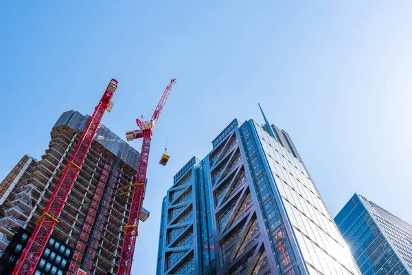 Low angle view van kantoorgebouwen in aanbouw in de City of London tegen de blauwe lucht — Stockfoto