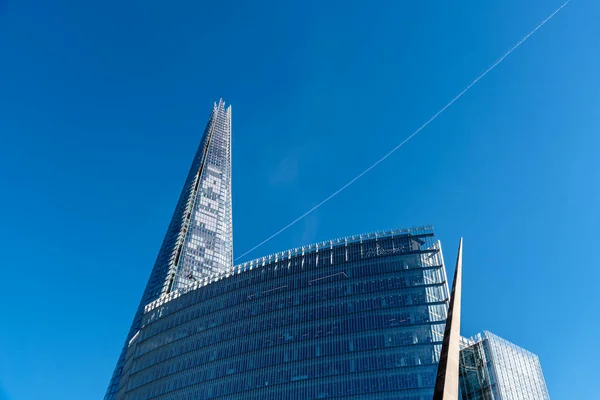 Londra 'daki mavi gökyüzüne karşı Çömlek Gökdeleninin alçak açılı görüntüsü — Stok fotoğraf