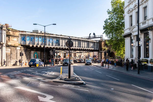 Belebte Straße in der Nähe der London Bridge in Southbank in London — Stockfoto