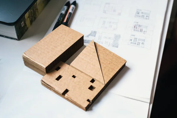 Architect Desk met Karton Architectonisch Model en met de hand getekend Plan Sketches. Selectieve focus — Stockfoto