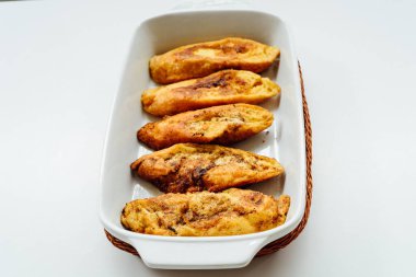 Torrijas, tipik İspanyol usulü kızarmış ekmek, yumurta ve sütle ıssız tepside. .
