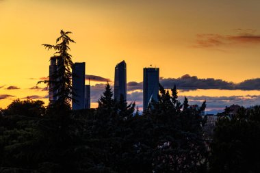 Madrid ufuk çizgisi finans bölgesinde dramatik gün batımı