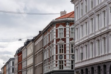 Grünerlokka caddesindeki tipik yerleşim yerleri. Oslo 'nun merkezindeki popüler bir hippi mahallesi.