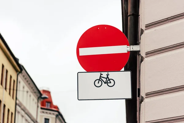 Входных знаков для дорожного движения нет, кроме велосипедов. Дорожный знак против старого городского пейзажа Европы. Концептуальная среда — стоковое фото