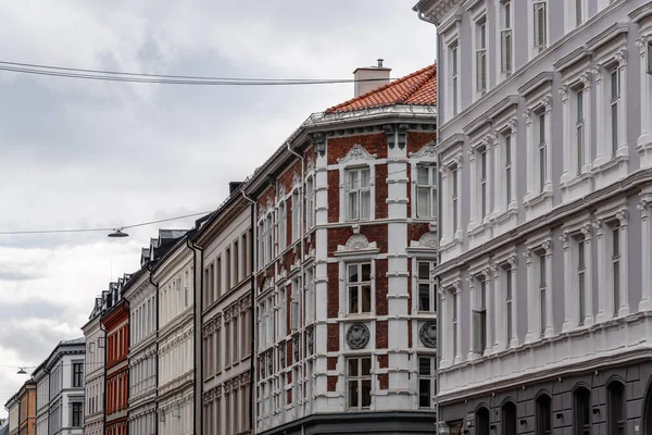 Edificios residenciales típicos en la calle en Grunerlokka, un barrio hipster de moda en el centro de Oslo — Foto de Stock