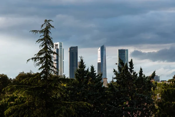马德里的城市景观与库阿托罗托雷斯金融区的摩天大楼从大量的树木中脱颖而出 — 图库照片