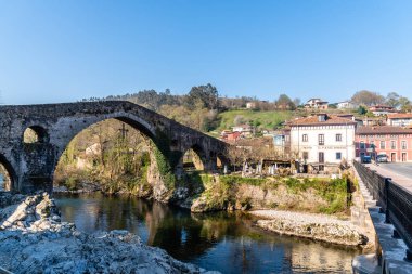 Cangas de Onis 'deki Sella Nehri üzerindeki köprü